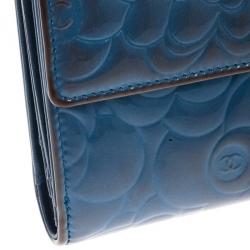مملوكة مسبقًا Chanel Blue Lambskin Embossed Camellia Wallet
