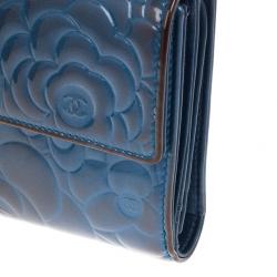 مملوكة مسبقًا Chanel Blue Lambskin Embossed Camellia Wallet