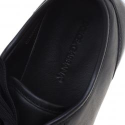 مملوكة مسبقًا حذاء رياضي دولتشي آند غابانا جلد أسود رقبة منخفضة مزين بالشعار المطلي مقاس 43.5