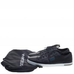 مملوكة مسبقًا حذاء رياضي دولتشي آند غابانا جلد أسود رقبة منخفضة مزين بالشعار المطلي مقاس 43.5