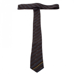 مملوكة مسبقًا ربطة عنق فندي حرير سكيني مقلم مطرز شعار الماركة ثنائي اللون