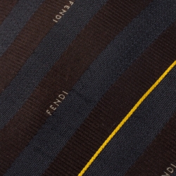 مملوكة مسبقًا ربطة عنق فندي حرير سكيني مقلم مطرز شعار الماركة ثنائي اللون