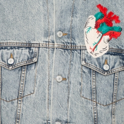 مملوكة مسبقًا جاكيت غوتشي دنيم أزرق باهت حلية قلب وتطريز كبير الحجم مقاس صغير جدًا - إكس سمول