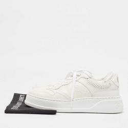 مملوكة مسبقًا Gucci White Jumbo GG Embossed Leather Low Top Sneakers Size 42