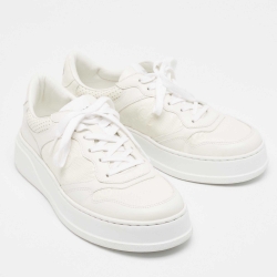 مملوكة مسبقًا Gucci White Jumbo GG Embossed Leather Low Top Sneakers Size 42