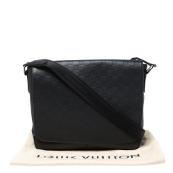 مملوكة مسبقًا حقيبة لوي فيتون ديستريكت جلد إنفيني داميية سوداء MM