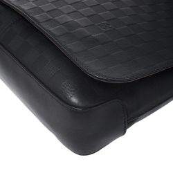 مملوكة مسبقًا حقيبة لوي فيتون ديستريكت جلد إنفيني داميية سوداء MM