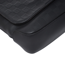 مملوكة مسبقًا حقيبة لوي فيتون ديستريكت جلد إنفيني داميية سوداء MM