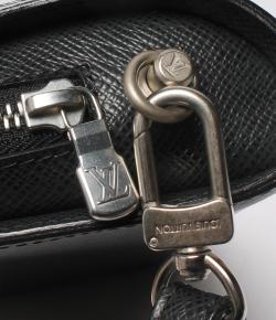 Pre Owned Louis Vuitton Black Taiga Leather Pochette Baikal Wallet