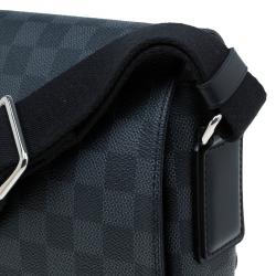 مملوكة مسبقًا Louis Vuitton Damier Graphite Canvas District MM Bag