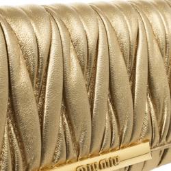 مملوكة مسبقًا محفظة ميو ميو جلد مبطنة ذهبية