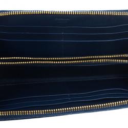 مملوكة مسبقًا Prada Saffiano Triangle Leather Wallet