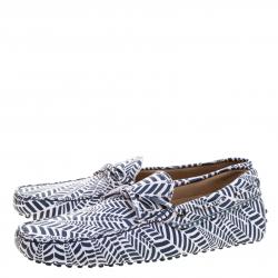 Pre Owned حذاء تودز لوفرز جلد أزرق وأبيض مطبوع بفيونكة مقاس 43