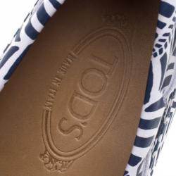 Pre Owned حذاء تودز لوفرز جلد أزرق وأبيض مطبوع بفيونكة مقاس 43