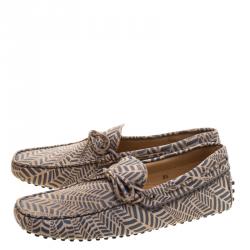 Pre Owned حذاء لوفرز تودز فيونكة جلد مطبوع رمادي وبيج مقاس 42.5