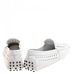 مملوكة مسبقًا حذاء لوفرز تودز جلد أبيض مثقب مقاس 43