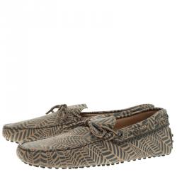 Pre Owned حذاء لوفرز تودز فيونكة جلد مطبوع رمادي وبيج مقاس 44.5