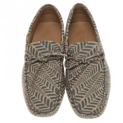 Pre Owned حذاء لوفرز تودزجلد مطبوع رصاصي وبيج مقاس 42 