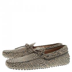 Pre Owned حذاء لوفرز تودزجلد مطبوع رصاصي وبيج مقاس 42 