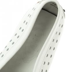Pre Owned حذاء لوفرز تودز جلد أبيض مثقب مقاس 44.5