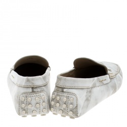 مملوكة مسبقًا حذاء لوفرز تودز بيني جلد منقوش أبيض مقاس 42.5