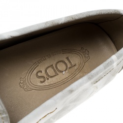 مملوكة مسبقًا حذاء لوفرز تودز بيني جلد منقوش أبيض مقاس 42.5