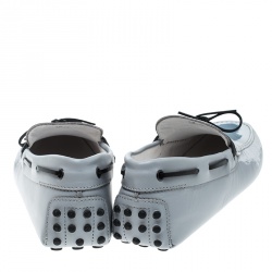 Pre Owned حذاء لوفرز تودز بفيونكة ونقوش طلاء جلد رصاصي مقاس 44.5