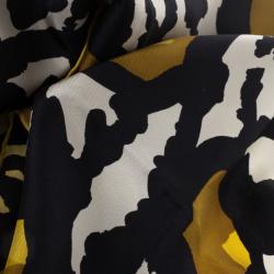 مملوكة مسبقًا Burberry Abstract Floral Mulberry Silk Square Scarf