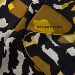 مملوكة مسبقًا Burberry Abstract Floral Mulberry Silk Square Scarf