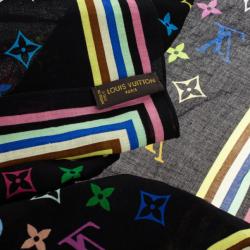 مملوكة مسبقًا Louis Vuitton Black Monogram Multicolor Square Scarf