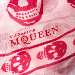 Pre Owned وشاح أليكساندر ماكوين حرير شيفون بنقوش جمجمة وردي