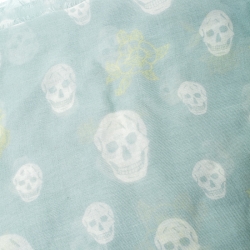 مملوكة مسبقًا  وشاح أليكساندر ماكوين بحواف منسلة بنقوش جماجم وورد أزرق مخضر