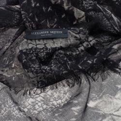 مملوكة مسبقًا وشاح اليكساندر ماكوين أسود نقشة جلد الثعبان مربع