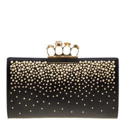 مملوكة مسبقًا Alexander McQueen Black Leather Studded Skull Knuckle Clutch