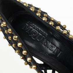 مملوكة مسبقًا Alexander McQueen Black Cutout Studded Pumps Size 40 