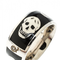 مملوكة مسبقًا خاتم أليكساندر ماكوين إيناميل أبيض وأسود بنقوش جماجم فضي اللون مقاس 56