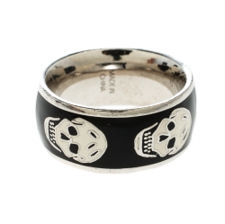 مملوكة مسبقًا خاتم أليكساندر ماكوين إيناميل أبيض وأسود بنقوش جماجم فضي اللون مقاس 56