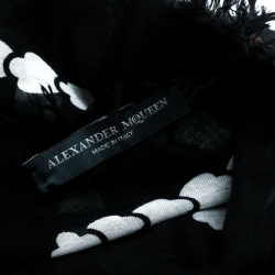 Pre Owned وشاح أليكساندر ماكوين أسود مورد وجماجم مطبوعة بشراشيب