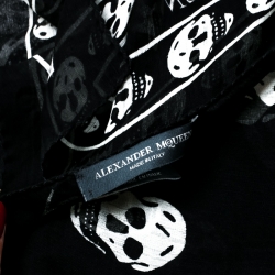 Pre Owned Alexander McQueen Black and White Skull Print Silk Chiffon Scarf