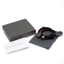 مملوكة مسبقًا Alexander McQueen Black Leather King & Queen Skull Double Tour Bracelet