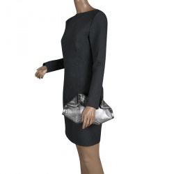 مملوكة مسبقًا Alexander McQueen Metallic Silver Leather Small De Manta Clutch