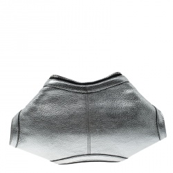 مملوكة مسبقًا Alexander McQueen Metallic Silver Leather Small De Manta Clutch