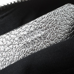مملوكة مسبقًا Alexander McQueen Metallic Silver Leather Small De Manta Clutch
