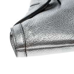 مملوكة مسبقًا Alexander McQueen Metallic Silver Leather Small De Manta Clutch