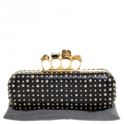 مملوكة مسبقًا Alexander McQueen Black/Gold Studded Leather Skull Knuckle Box Clutch
