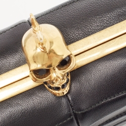 Pre Owned حقيبة كلاتش أليكساندر ماكوين صندوق جمجمة جلد لامعة سوداء