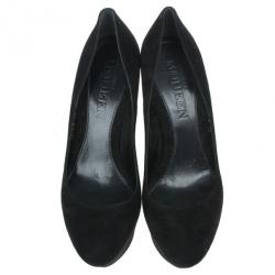 مملوكة مسبقًا Alexander McQueen Black Suede Armadillo Wedge Pumps Size 40