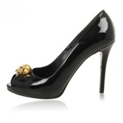 مملوكة مسبقًا Alexander McQueen Black Patent Leather Skull Detail Peep Toe Pumps Size 39.5