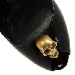 مملوكة مسبقًا Alexander McQueen Black Patent Leather Skull Detail Peep Toe Pumps Size 39.5