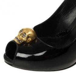 مملوكة مسبقًا Alexander McQueen Black Patent Leather Skull Detail Peep Toe Pumps Size 39.5